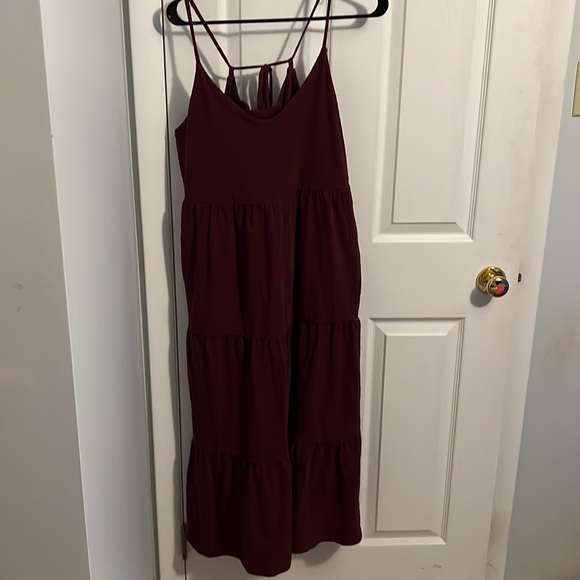 Cute and comfy Old Navy tiered midi dress with pockets! - Picture 2 of 5